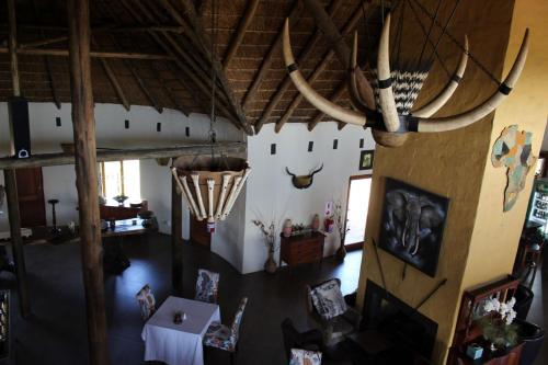 比勒陀利亚Ndlovu Lodge的客厅的顶部景色,墙上有鹿角