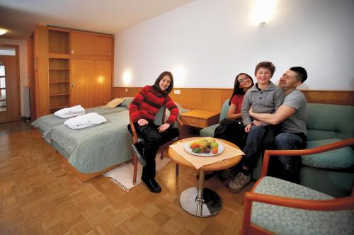 巴诺夫茨Terme Banovci - Hotelsko naselje Zeleni gaj的一群人坐在酒店房间