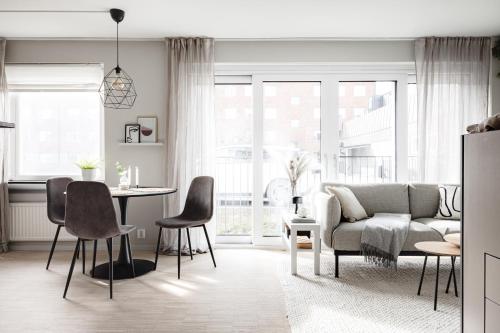 斯德哥尔摩Peaceful Scandinavian Studio - 19mins from City Centre的客厅配有沙发和桌子