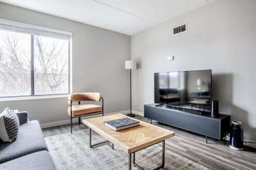 Brookline 1br w gym nr Brookline Village T BOS-852的电视和/或娱乐中心