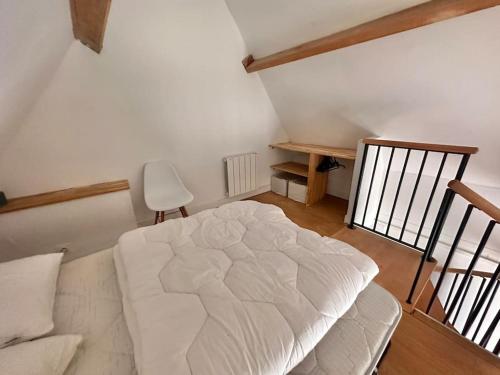 圣利法尔Romantique petite chaumière près de Guérande的卧室配有白色的床和椅子