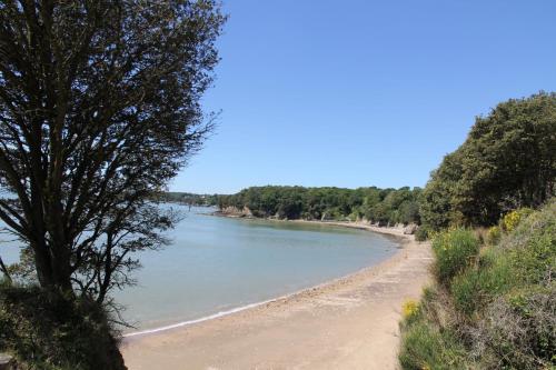 圣纳泽尔La petite chaumine的享有毗邻河流的海滩美景