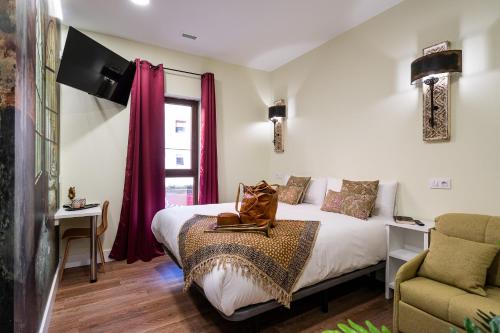 桑坦德Center Suite Acebedos的配有一张床和一把椅子的酒店客房