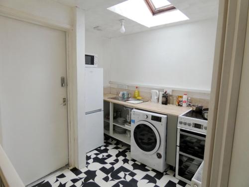 梅瑟蒂德菲尔Bridge Street En Suite Rooms的厨房配有炉灶和洗衣机。