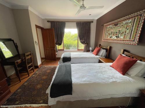 察嫩Ha'Penny Hill的酒店客房设有两张床和电视。