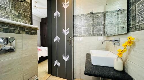 古尔冈BluO 1BHK Medanta Medicity, Kitchen, Balcony, Lift的一间带水槽和镜子的浴室