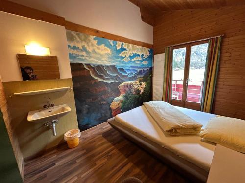劳特布龙嫩Alpine Base Hostel - Adults only的一间卧室配有一张床和一个水槽
