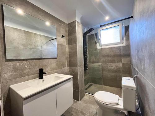 塞沃塔Giovanni Group Apartments的浴室配有白色卫生间和盥洗盆。