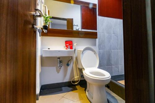 雅加达RedDoorz near Kebon Jeruk Jakarta的浴室配有白色卫生间和盥洗盆。