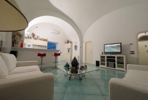 米诺利Amalfi Coast Boutique apartment -sea view - AQUAMARINA的客厅配有沙发和桌子