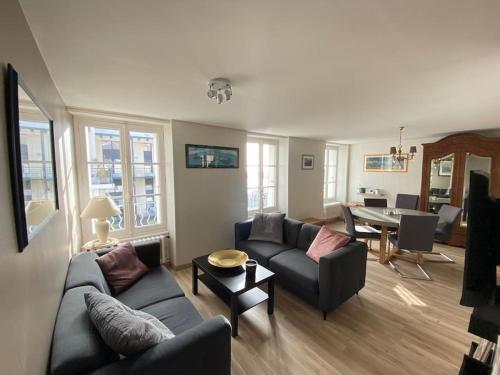格朗维尔Appartement Les Corsaires的客厅配有两张沙发和一张桌子