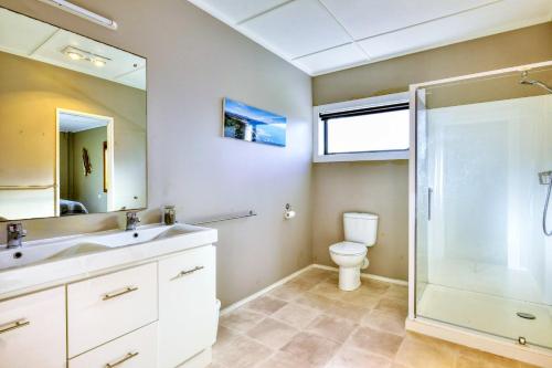 MahiaTHE BARN的浴室配有卫生间、盥洗盆和淋浴。