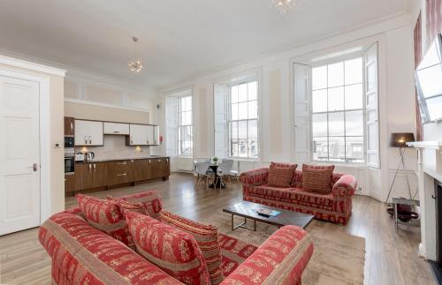 爱丁堡爱丁堡目的地约克广场公寓的一间带两张沙发的客厅和一间厨房