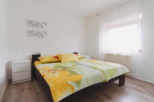 波斯托伊纳Pri Neji的一间卧室配有一张带黄色床单的大床