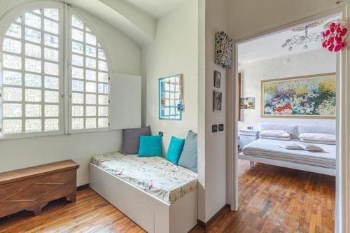 阿罗纳Villa Monastero的一间卧室设有一张床和一个大窗户