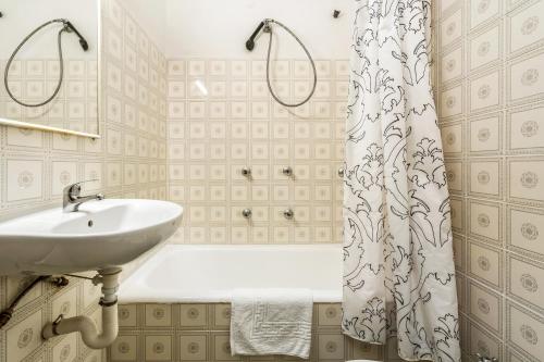 普拉加德阿罗Hostal La Marina的一间带水槽和淋浴帘的浴室