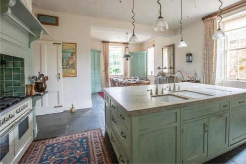 纽基Finest Retreats - Tresillian House的一个带水槽和炉灶的大厨房
