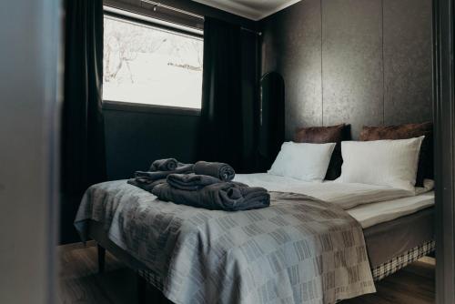 灵塞德Aurora Fjord Cabins的一张床上有一堆毛巾