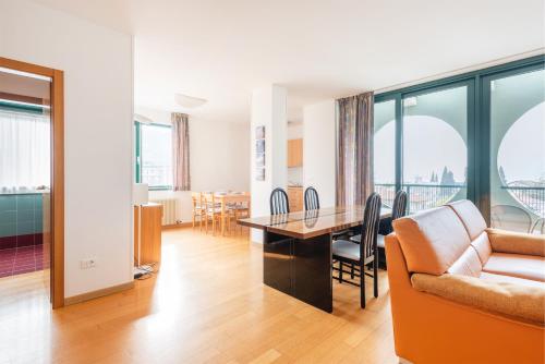 加尔达湖滨Appartamenti Gabry的客厅配有桌子和沙发