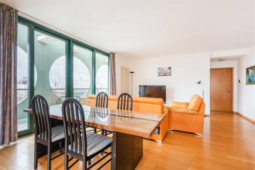 加尔达湖滨Appartamenti Gabry的一间带桌椅和沙发的用餐室