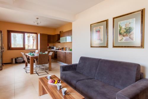 MġarrHarbour Views Gozitan Villa Shared Pool - Happy Rentals的客厅配有沙发和桌子