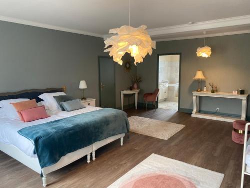 Ludes普罗埃兹雅克马尔香槟别墅酒店的一间卧室配有一张大床和一个吊灯。