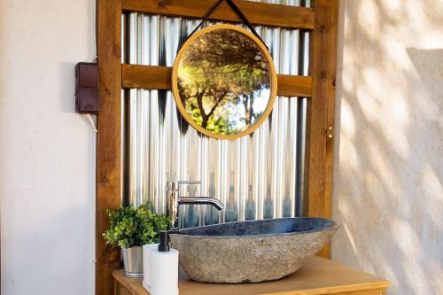 塔里法Kampaoh Tarifa的一间带石制水槽和镜子的浴室