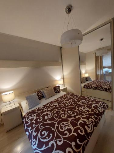 什切青SAS Apartamenty Perfect的一间卧室设有一张大床和一个大镜子