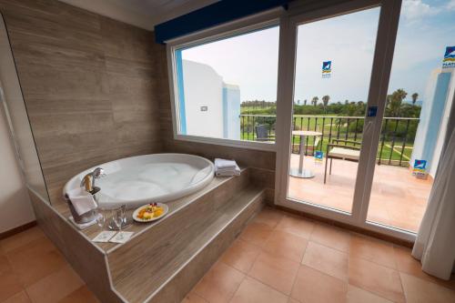 科斯塔巴伦娜Playaballena的带浴缸的浴室和大窗户