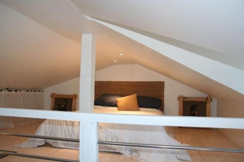 La BroqueGîte des Renards的阁楼卧室配有一张床