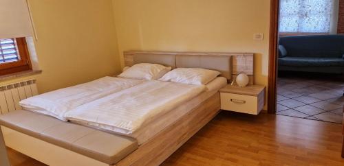 ČrničeApartma Arkade的配有一张大床的客房