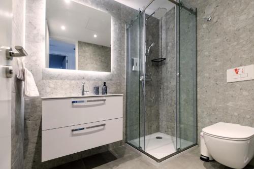 拉纳卡Gaia Seaview Apartment 1的一间带玻璃淋浴和卫生间的浴室