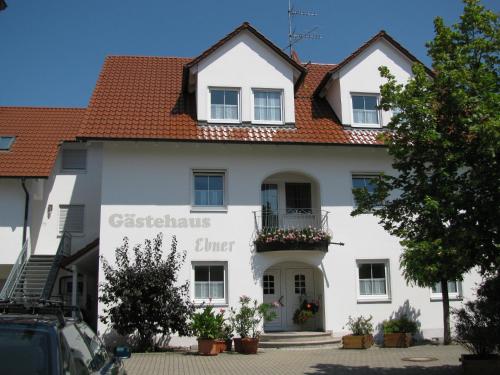 Waldstetten盖斯豪弗兹姆奥斯恩酒店的白色的建筑,有红色的屋顶