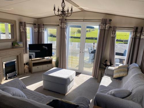 科克茅斯Luxury Lake District Holiday Home-Sleeps 4的客厅配有两张沙发、一台电视和一台电视机