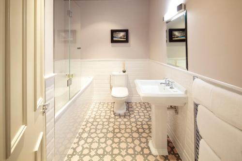 圣赫利尔泽西8 Beresford Street的白色的浴室设有卫生间和水槽。