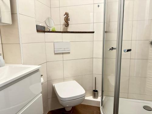格洛米茨Vogelnest的白色的浴室设有卫生间和淋浴。