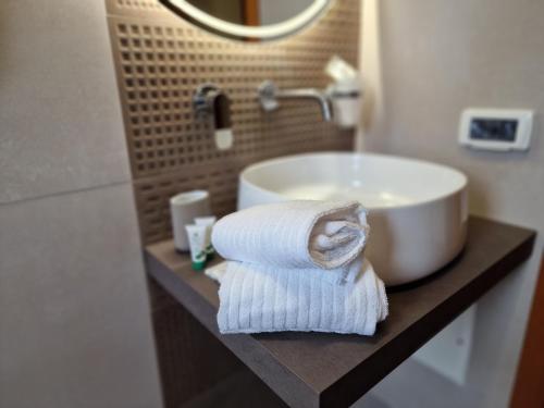 滨海波利尼亚诺卡萨莱棣佛尼斯乡村民宿的浴室设有水槽和柜台上的毛巾