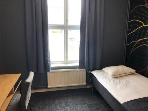 布罗斯Mini-Hotel Borås Regementet的一间小卧室,配有床和窗户