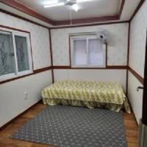 洪川郡Hongcheon fence house的小房间设有床和窗户