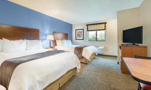 沙科皮My Place Hotel-Shakopee, MN的酒店客房设有两张床和一台平面电视。