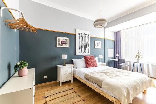 伊斯坦布尔Central的一间卧室设有一张床和蓝色的墙壁