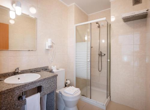 波尔蒂芒罗沙米兰特公寓的带淋浴、卫生间和盥洗盆的浴室