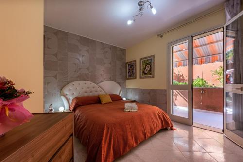 切法卢Paradiso Marino的一间卧室设有一张床和一个大窗户