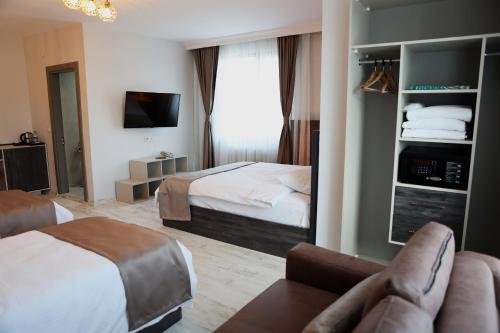 埃迪尔内SAR-PER Hotel的酒店客房,设有两张床和一张沙发