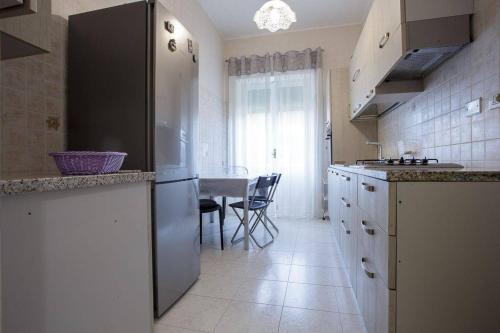 安齐奥Alloggi Villa Sarsina的厨房配有桌子和台面