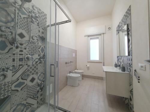 法维尼亚纳Angolo del Mare - Case Libeccio e Blu Marino的带淋浴、卫生间和盥洗盆的浴室