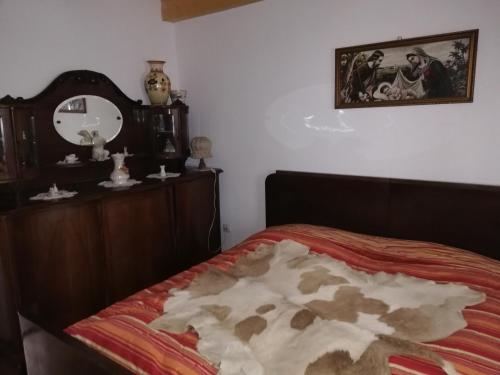 MencshelyPéringer Udvarház的卧室配有一张床,墙上设有镜子