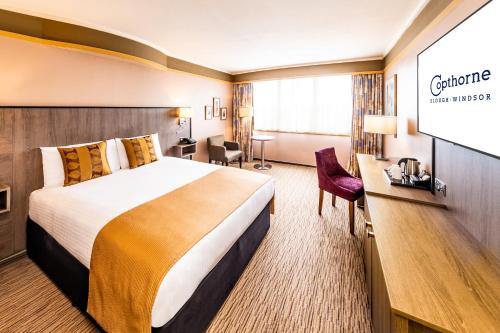 斯劳国敦斯劳温莎酒店的配有一张床和一台平面电视的酒店客房