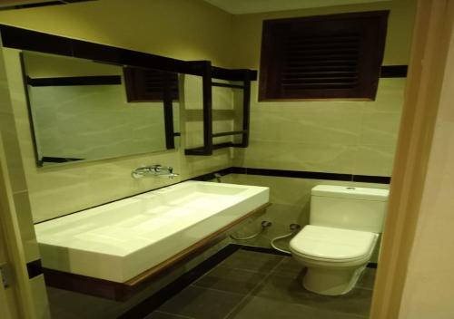 亭可马里CEYLON VILLA NILAVELI的浴室配有白色水槽和卫生间。