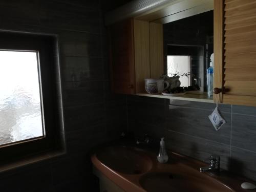 MencshelyPéringer Udvarház的一间带水槽和镜子的浴室